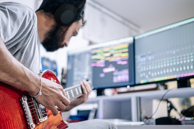 Chico tocando la guitarra